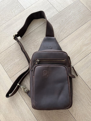 B-Roffa Sling Pocket leren crossbody tas in donkerbruin, voorkant met ritszak en schouderband