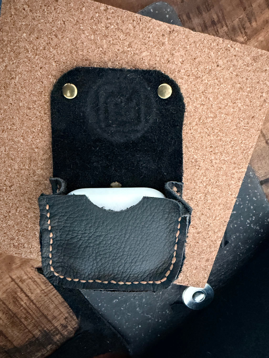 B-Roffa AirPods hoesje open, met het oplaaddoosje erin