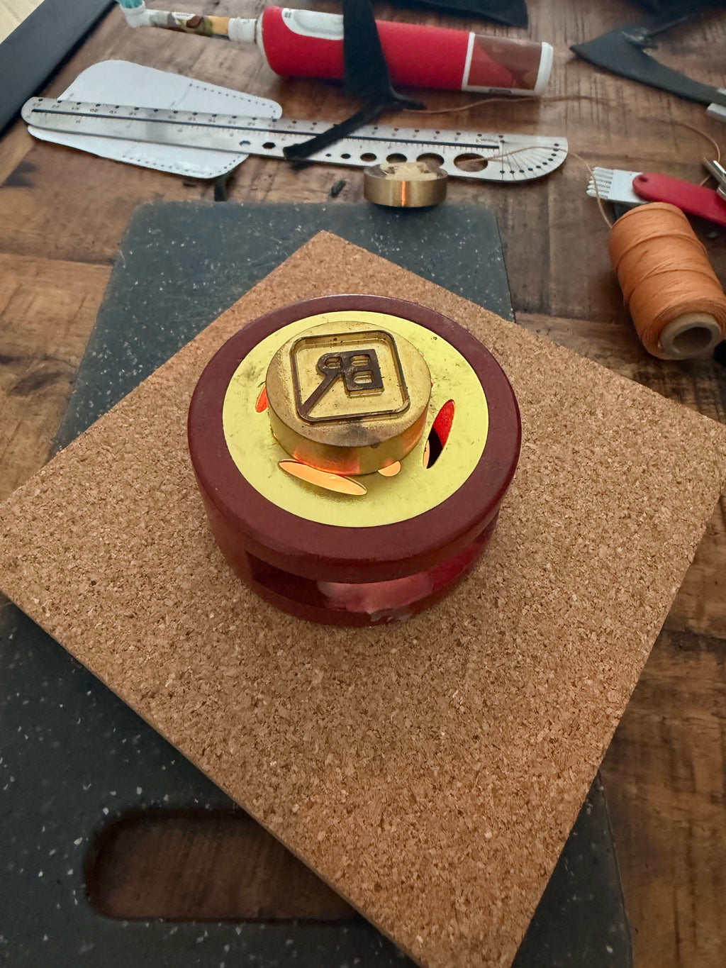 Het B-Roffa logo wordt met een messing stempel in het leer gezet