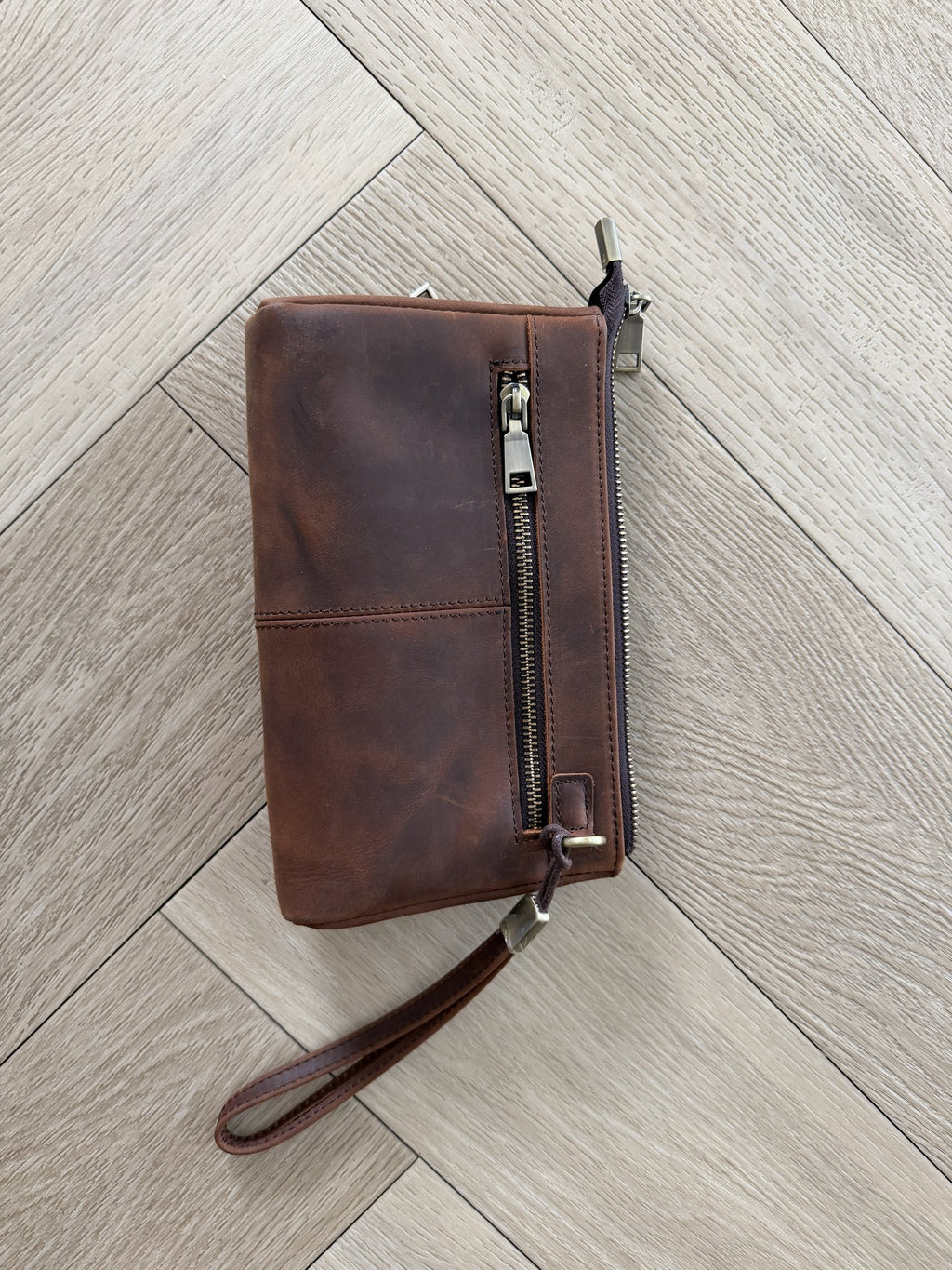 B-Roffa Flat Pouch plat leren etui in donkerbruin met rits en polsband