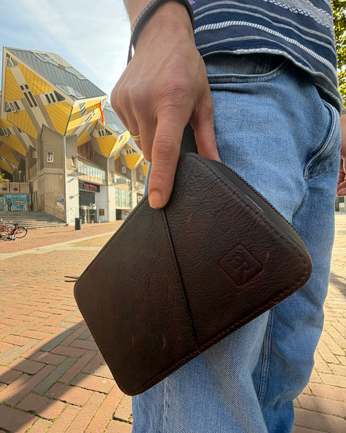B-Roffa Metro Tech Pouch in de hand, schuine voorzak en logo