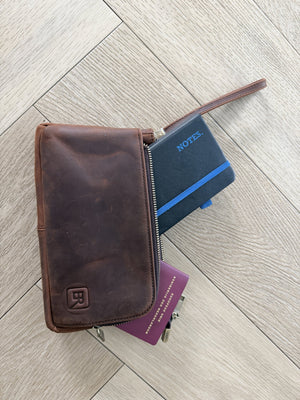 B-Roffa Flat Pouch gevuld met notitieboekje en paspoort