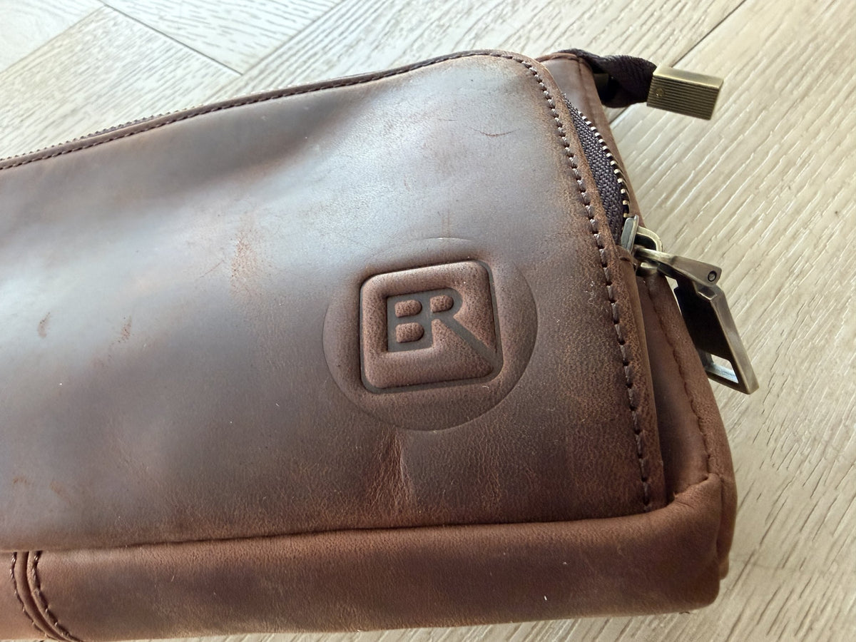 Close-up van het met de hand gestempelde BR-merkteken op de B-Roffa Flat Pouch