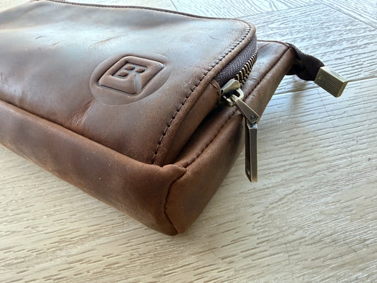 Hoek van de B-Roffa Flat Pouch: gewaxt volnerf leer, stiksels en ritstrekker