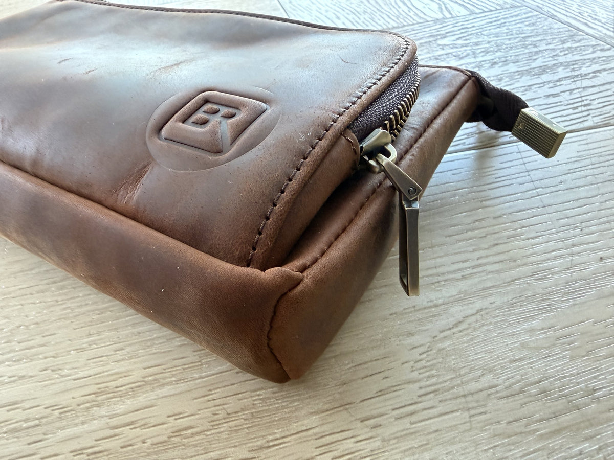 Hoek van de B-Roffa Flat Pouch: gewaxt volnerf leer, stiksels en ritstrekker