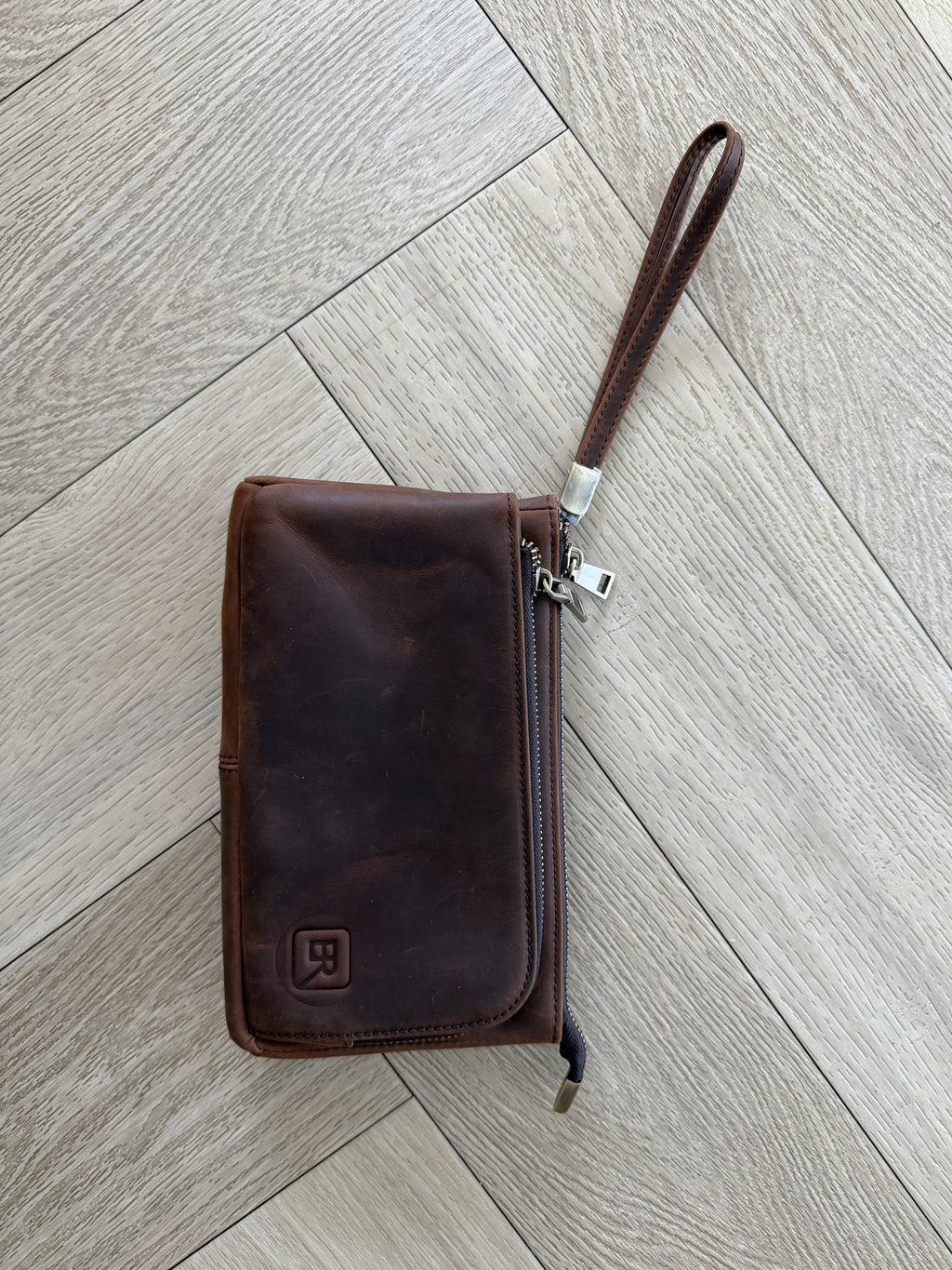 B-Roffa Flat Pouch donkerbruin met polsband, van bovenaf