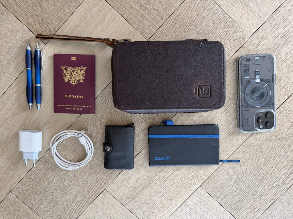 B-Roffa Metro Tech Pouch met wat erin past: paspoort, telefoon, kabel, kaarthouder en notitieboekje