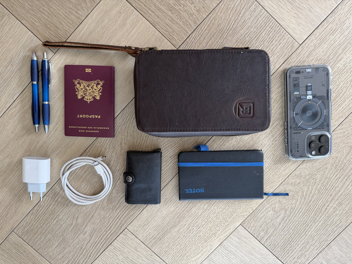 B-Roffa Metro Tech Pouch met wat erin past: paspoort, telefoon, kabel, kaarthouder en notitieboekje
