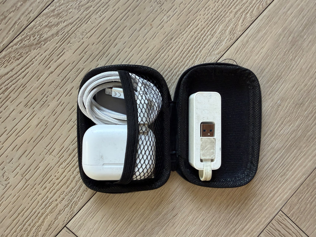 B-Roffa Hard Case open met oordopjes, kabel en oplader