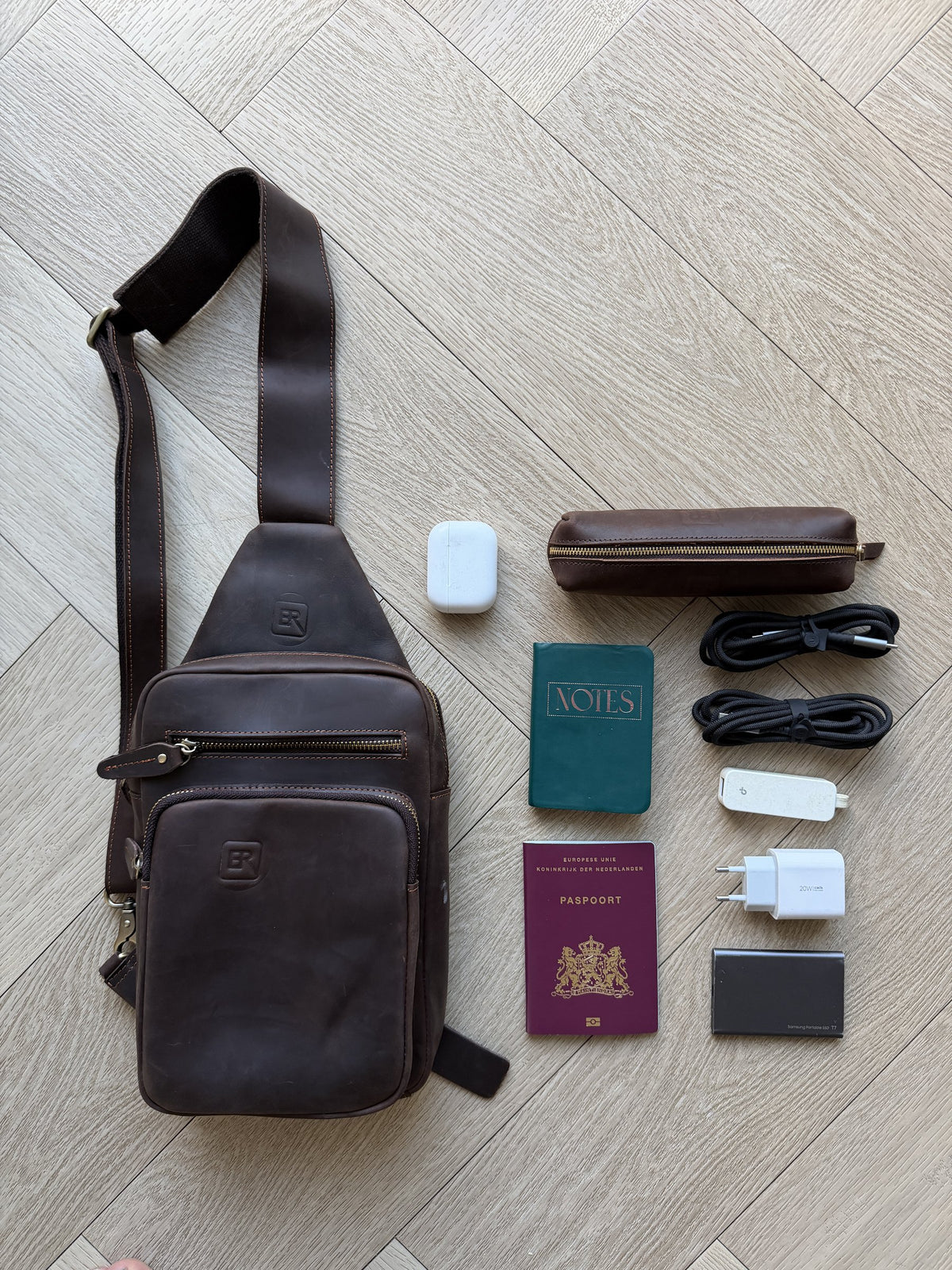 B-Roffa Sling Pocket met telefoon, paspoort, kabels, oordopjes en pennenetui