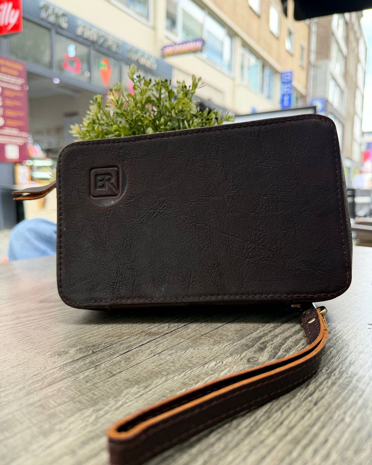 B-Roffa Metro Tech Pouch op tafel met polslus