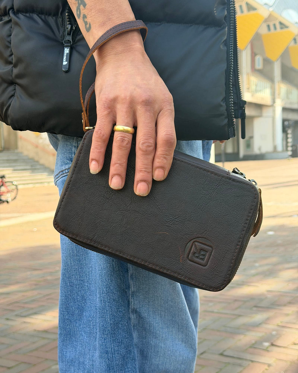 B-Roffa Metro Tech Pouch in de hand, formaat ten opzichte van het lichaam