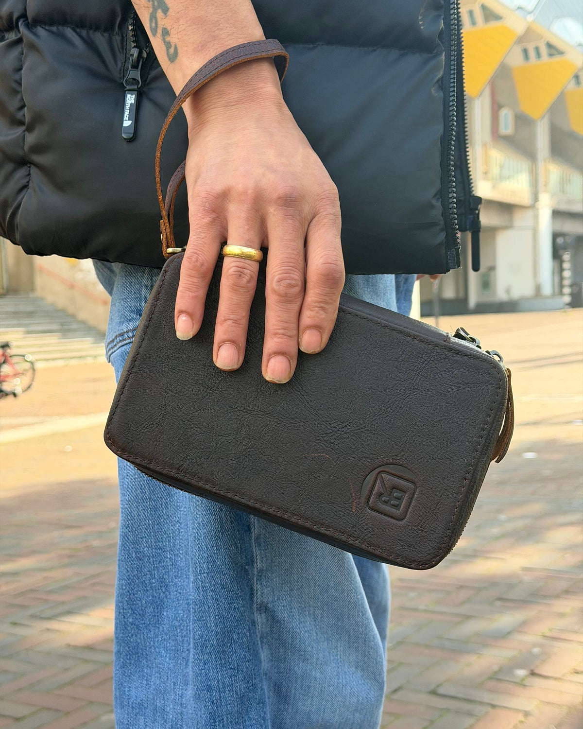 B-Roffa Metro Tech Pouch in de hand, formaat ten opzichte van het lichaam