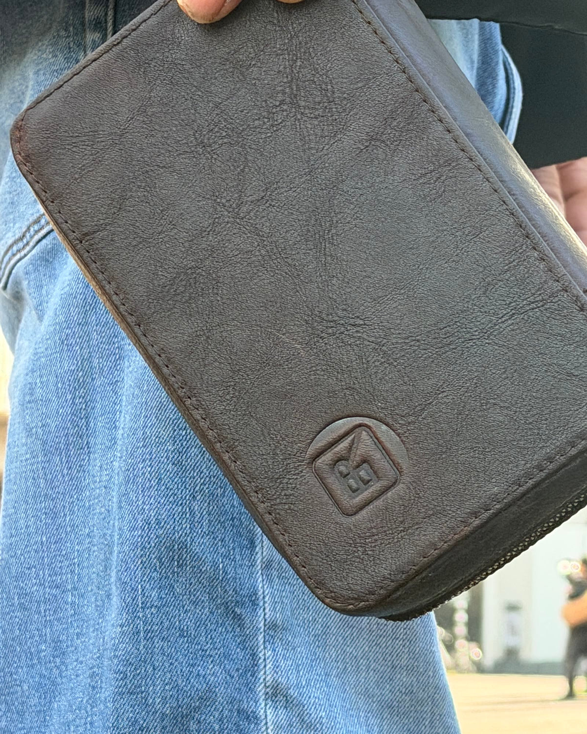 B-Roffa Metro Tech Pouch, leer en gestempeld logo van dichtbij