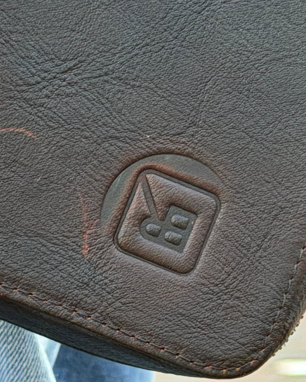B-Roffa logo gestempeld in het leer van de Metro Tech Pouch
