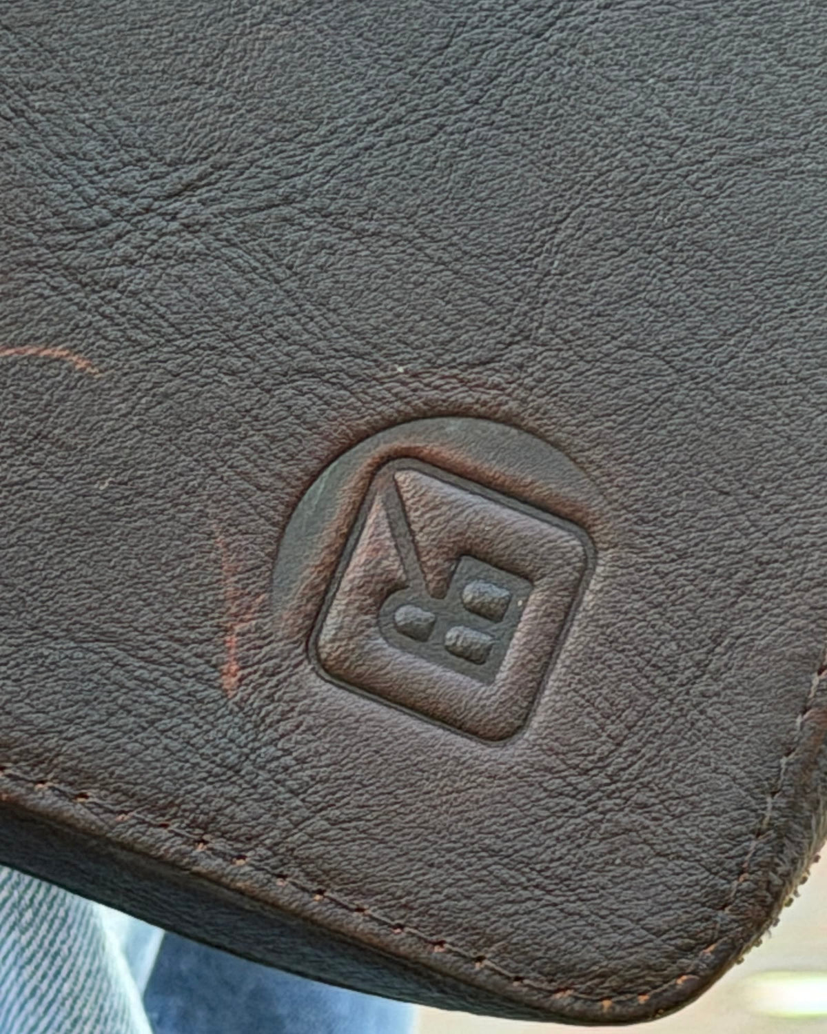 B-Roffa logo gestempeld in het leer van de Metro Tech Pouch