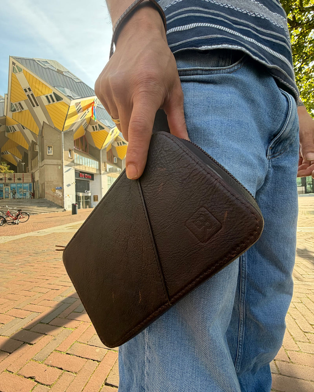 B-Roffa Metro Tech Pouch in de hand, schuine voorzak en gestempeld logo