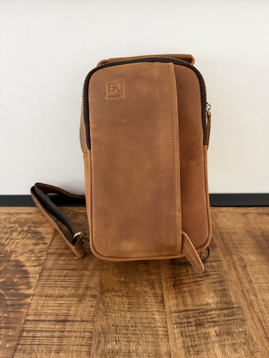 B-Roffa Sling leren crossbody tas in lichtbruin gewaxt volnerf rundleer, voorkant met gestempeld BR-merkteken