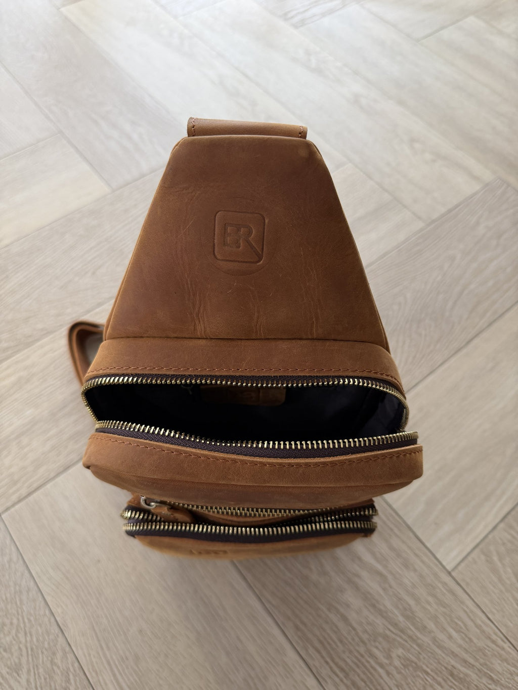 B-Roffa Sling Pocket open, hoofdvak en voorvak met rits van bovenaf