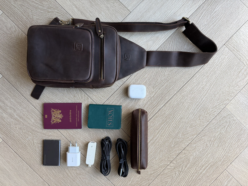 B-Roffa Sling Pocket donkerbruin met telefoon, paspoort, kabels en pennenetui