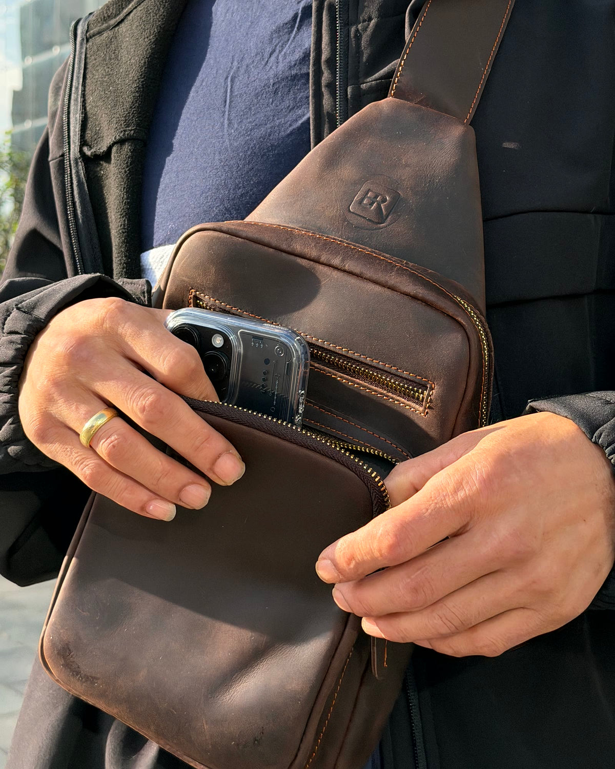 B-Roffa Sling Pocket donkerbruin, telefoon in het voorvak