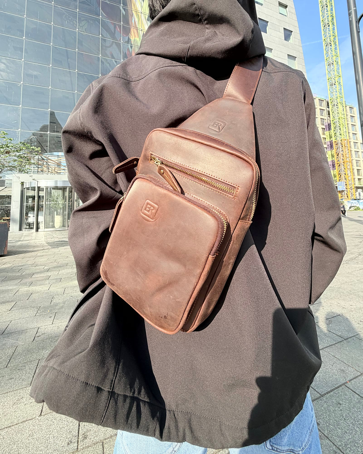 B-Roffa Sling Pocket donkerbruin gedragen op de rug