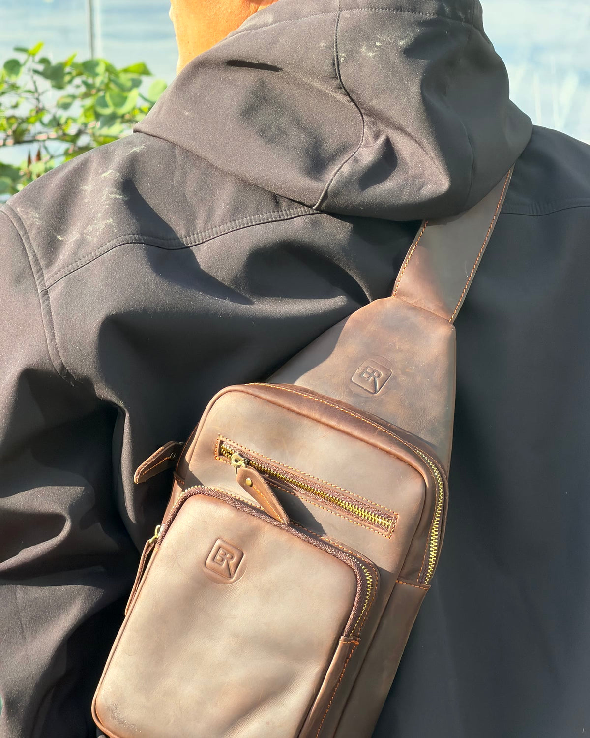 B-Roffa Sling Pocket donkerbruin, detail van rits en band
