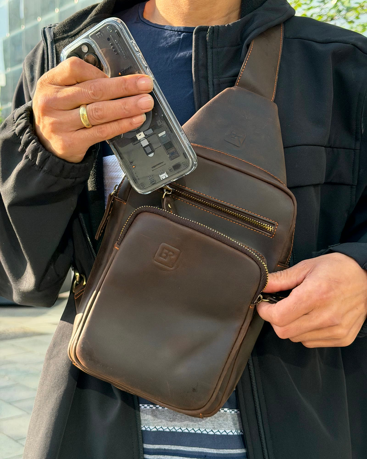 B-Roffa Sling Pocket donkerbruin, telefoon uit het voorvak, logo zichtbaar