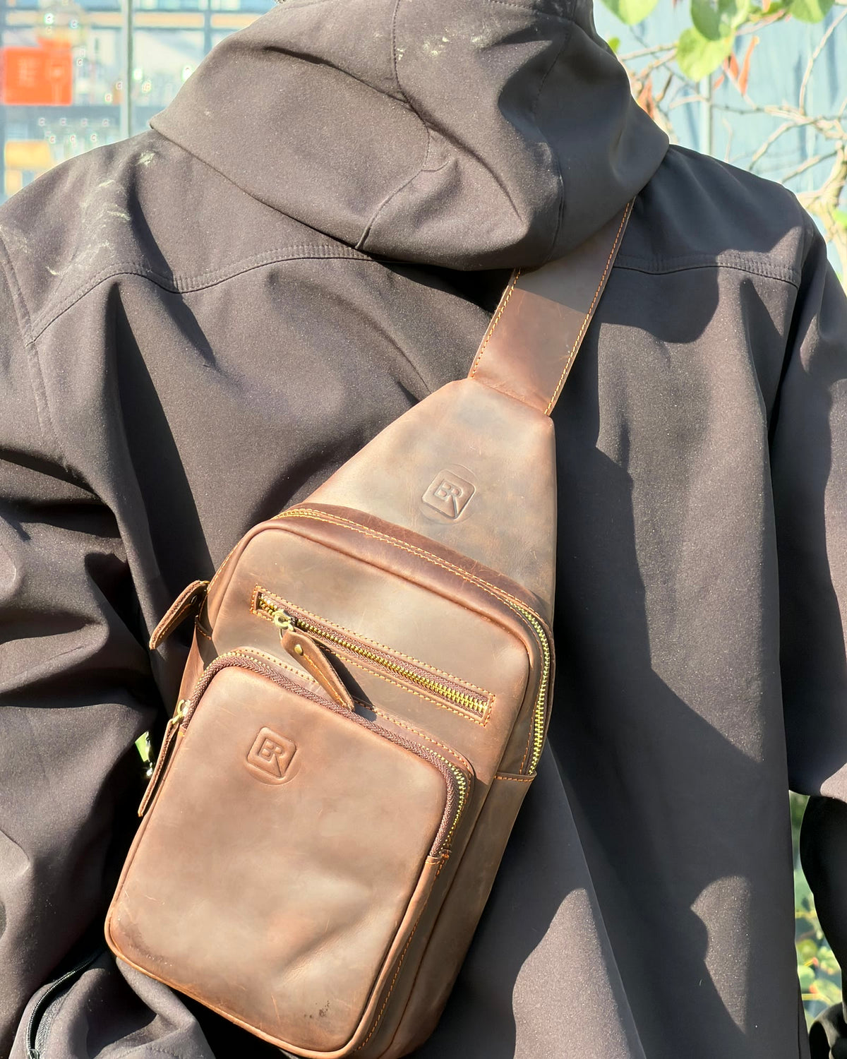 B-Roffa Sling Pocket donkerbruin van dichtbij op de borst, leer en rits