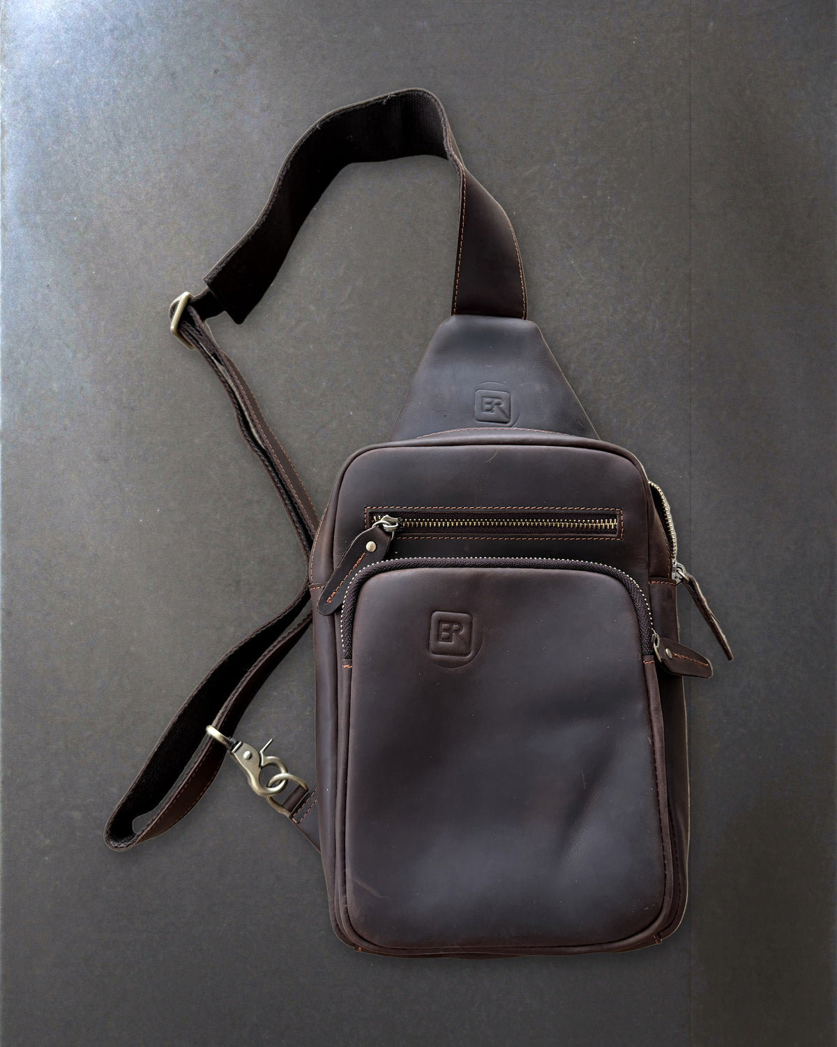 B-Roffa Sling Pocket leren crossbody tas, donkerbruin, voorkant